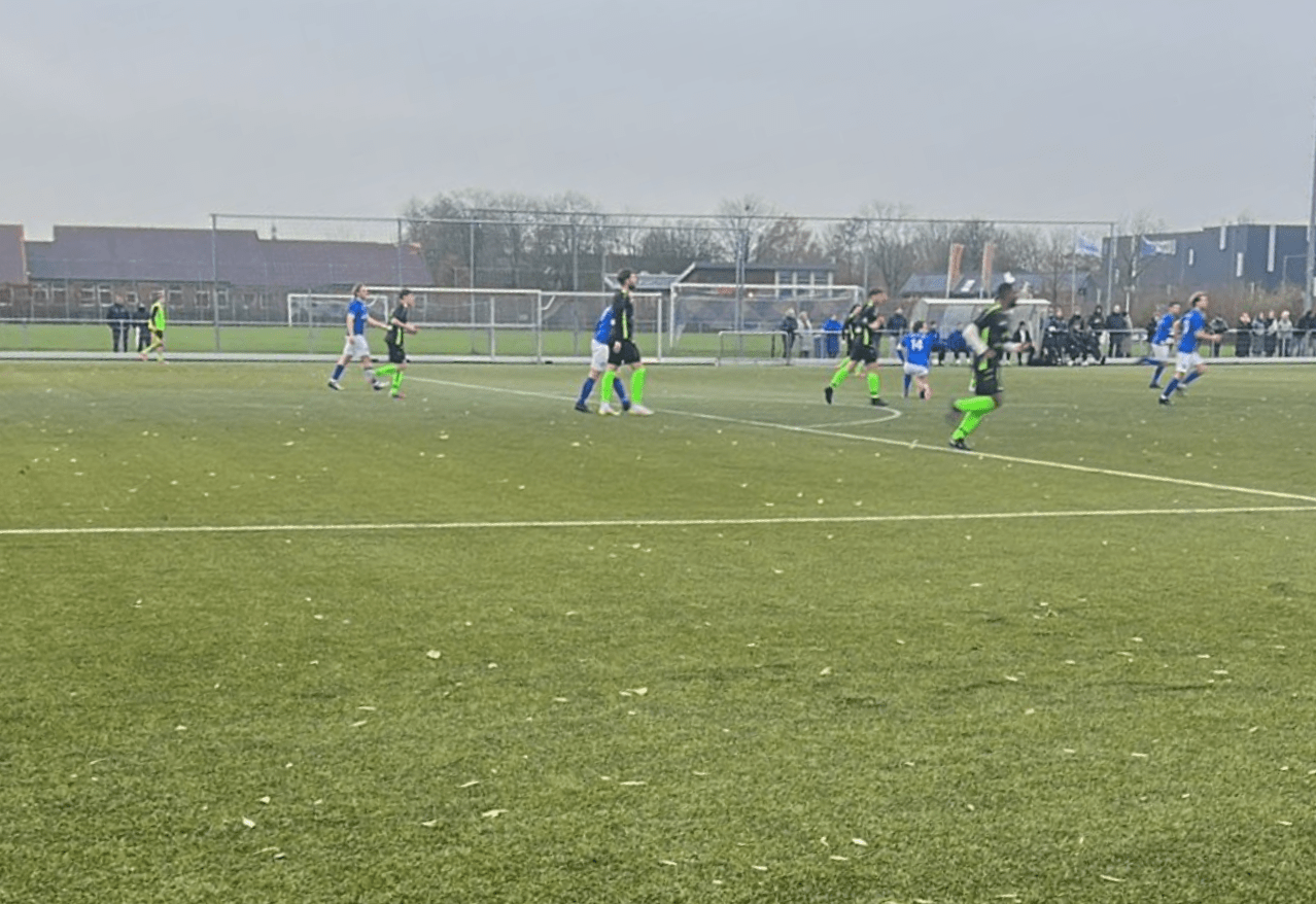 IJVC vergeet zichzelf te belonen en loopt tegen de&nbsp;lamp
